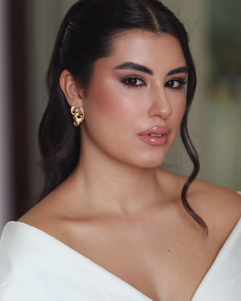 Modelo de cabelo escuro com olhos esfumados e pele iluminada