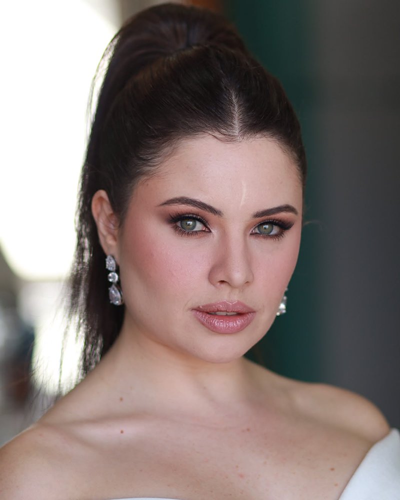 Noiva de rabo de cavalo alto com olhos esfumados
