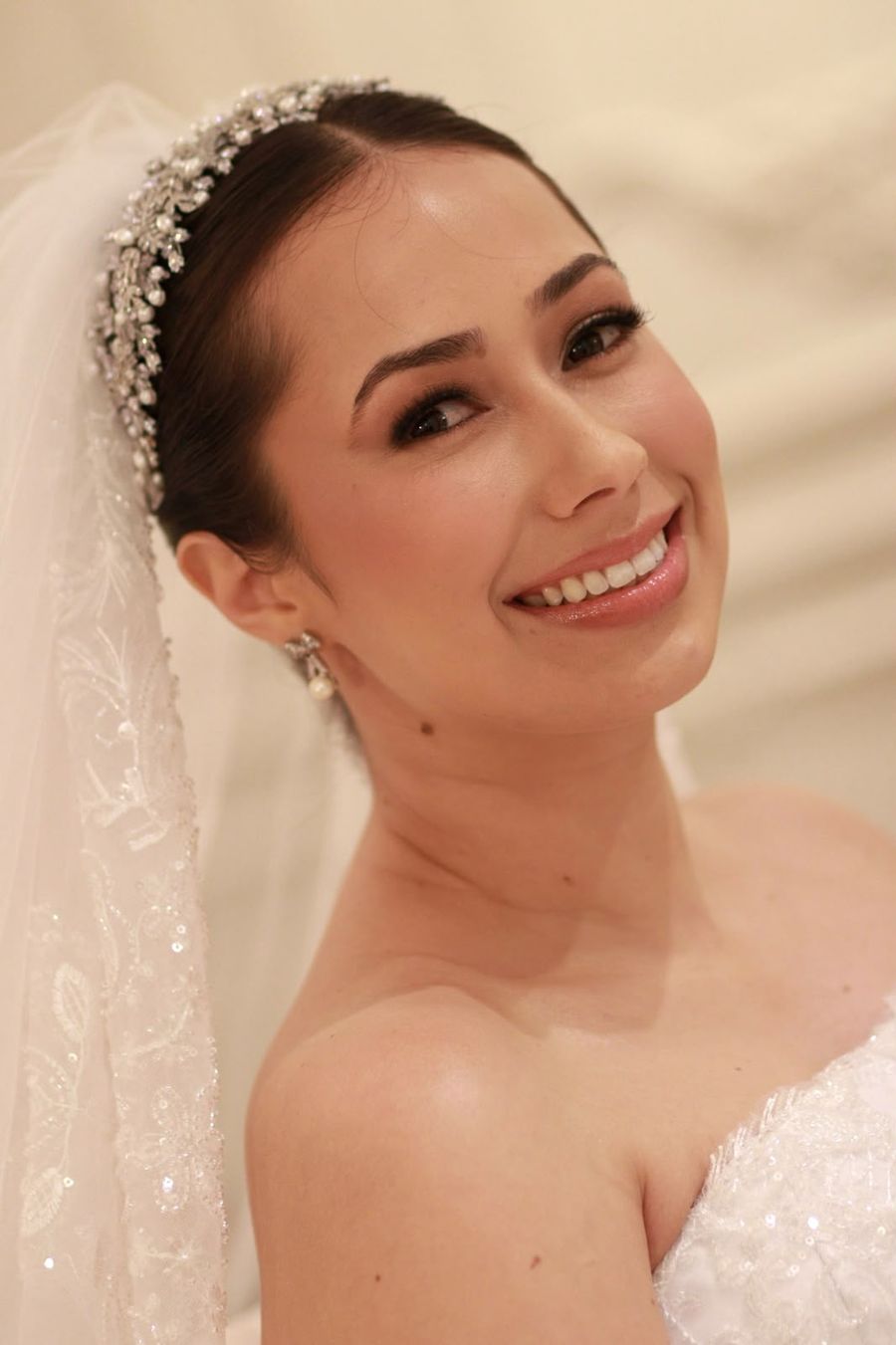 Noiva com tiara sorrindo