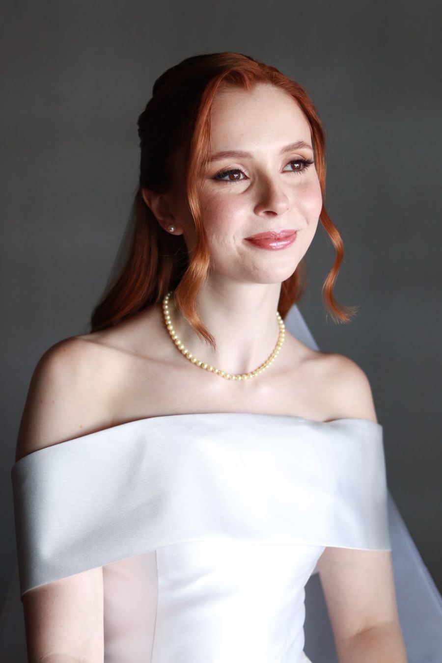Noiva ruiva com colar de pérolas