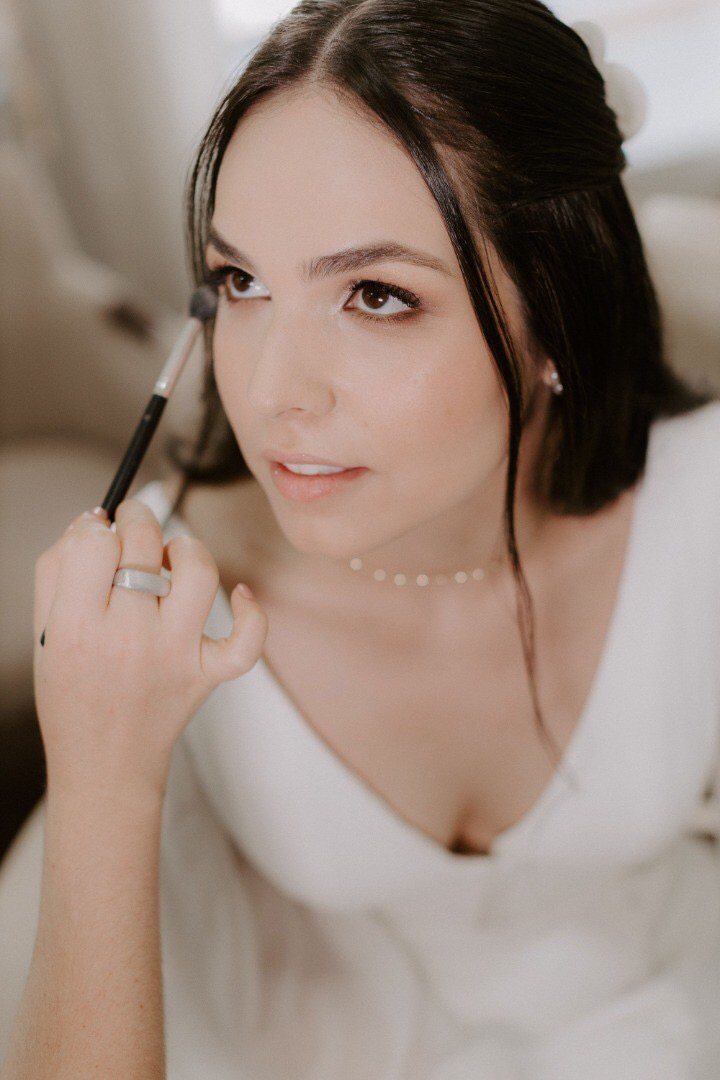 Noiva Raquel sendo maquiada pela Salime